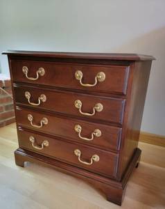 lot 14 image: Hickory Chair James River Plantation Occassional Table