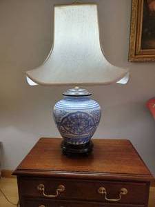 lot 18 image: Blue and White Ginger Jar Table Lamp with Asian Details