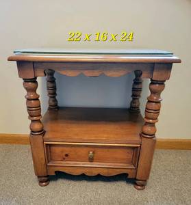 lot 26 image: Vintage Drexel American Treasury Nightstand