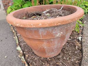 lot 39 image: Large Terracotta Planter
