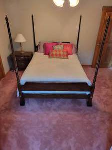 lot 43 image: Ethan Allen Queen 4 Poster Bed