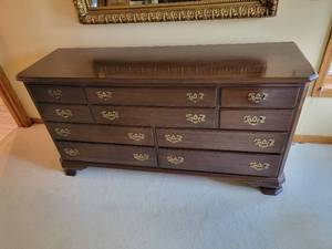 lot 48 image: Ethan Allen Lowboy 10 drawer Dresser