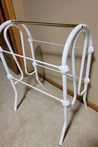 lot 51 image: Romantic White Metal Blanket Stand Rack