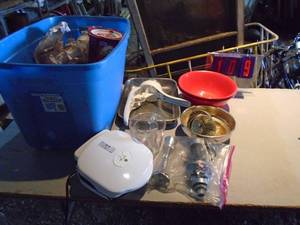 Lot of assorted kitchen items including pyrex & pans. As shown.