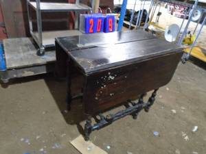 Drop leaf gate leg table. Could use some glue. As shown.