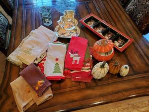 Set Of Holiday Dcor And Linens