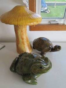 lot 6 image: 3 large outdoor Decor, Mushroom, Fr...