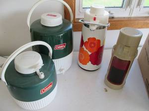 lot 23 image: 2 vintage Coleman water coolers and...