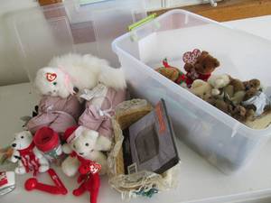 lot 24 image: Tote with beanie babies, pillows, c...