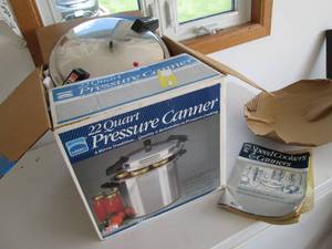 lot 25 image: Mirro 22qt pressure canner...