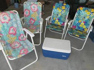 lot 55 image: 4 folding chairs and a 36q Igloo co...