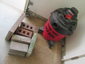 lot 59 image: 10 gal wetdry shop-vac and a few b...
