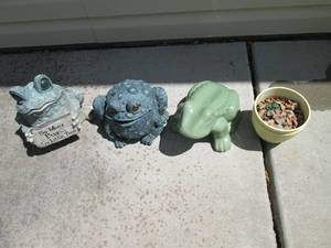 lot 62 image: 3 frog decor (2 plastic 1 ceramicp...