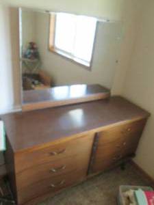 lot 71 image: Bassett Furniture dresser with mirr...