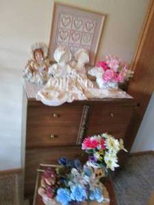 lot 74 image: Vintage TV tray with faux flowers, ...
