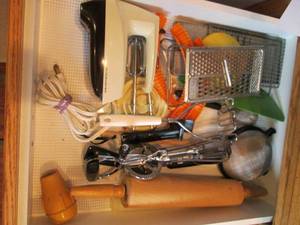 lot 89 image: Contents of drawer including wood r...