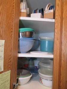 lot 91 image: Contents of cupboard includes bowls...