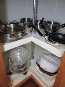 lot 94 image: Contents of lazy Susan includes coo...