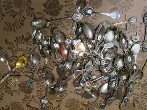 lot 118 image: Bag full of collectible spoons (see...
