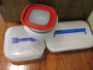 lot 124 image: Tupperware carriers and dishes (see...