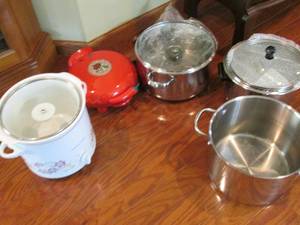lot 129 image: Crock pot, stock pots and fajita gr...