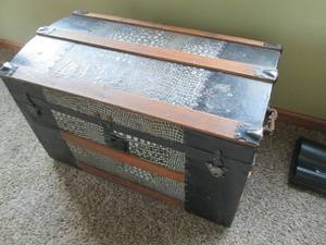 lot 142 image: Vintage trunk 261517...