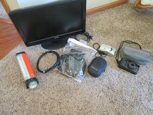 lot 157 image: Sanyo 18 LCD TV wremote, Sansonic...