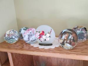 lot 164 image: 5 collectible cat plates and a ligh...