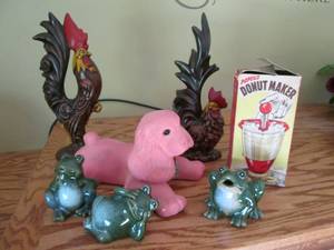 lot 167 image: 3 frog and 2 rooster decor pieces, ...