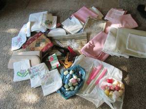 lot 170 image: Table cloths, dish towels, place ma...