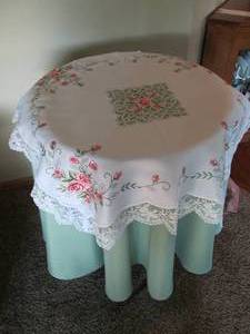 lot 172 image: 23.5 round table 30.5 tall with t...