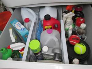 lot 179 image: Contents of washer drawer, predomin...