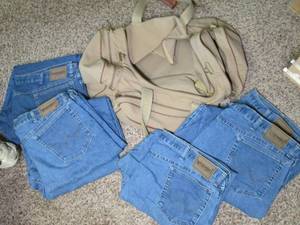 lot 194 image: Box of Wrangler jeans 1 4232, 5...