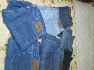 lot 195 image: Mostly womens jeans size 16 and 18...