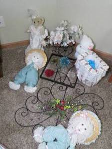 lot 197 image: Dolls and wall decor (see photos )...