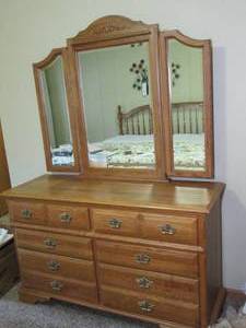 lot 3 image: Chest of drawers w 3 pc mirror. Mi...
