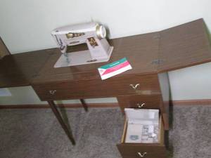 lot 5 image: Singer sewing machine with desk  c...