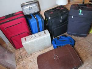 lot 208 image: 8 pcs of luggage, some are nesting ...