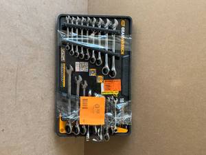 lot 85 image: GEARWRENCH SAEMM 90-Tooth Pro Combination Ratcheting Wrench Tool Set with Tray (18-Piece)