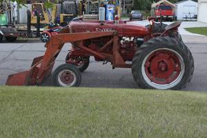 1950 Farmall M with loader - Wide Front