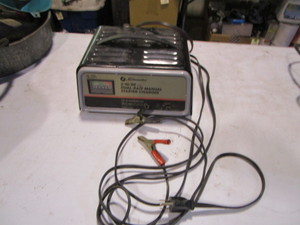 lot 253 image: 12v Battery Charger