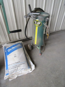 lot 30 image: 10 gal Sandblaster w2 Bags of Silica Blast
