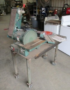 lot 31 image: Grizzly BeltDisc Sander 6 Belt 12 Disc wRolling Steel Bench