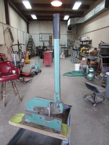 lot 34 image: 8 Hand Shear w12 Rod Shear