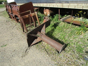 lot 51 image: Pedestal Welding Table wVise & (2) Heavy Duty Steel Sawhorses