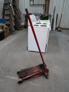 lot 66 image: Snap On 2 12 ton Floor Jack