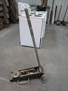 lot 67 image: Alum Floor Jack
