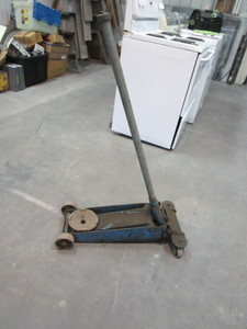 lot 68 image: 2 12 ton Floor Jack