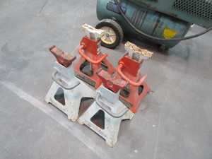 lot 70 image: (4) 3 ton Jack Stands
