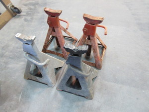 lot 71 image: (4) 3 ton Jack Stands
